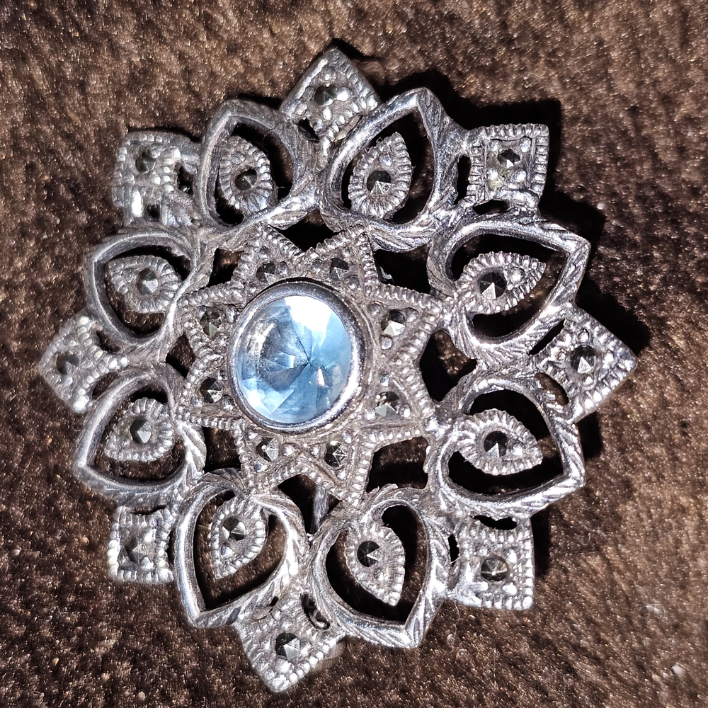 Vtg. Elegant 925 Silver and Blue Gem Brooch